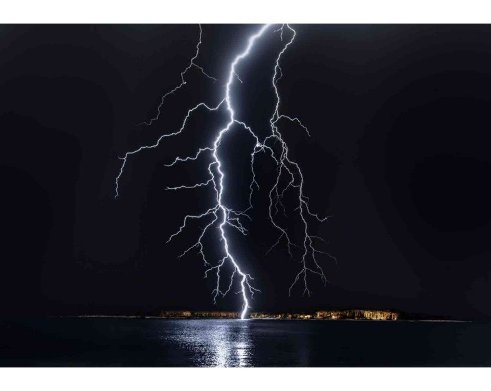 ΠΙΝΑΚΑΣ ΣΕ ΚΑΜΒΑ Καταιγίδα με Κεραυνούς