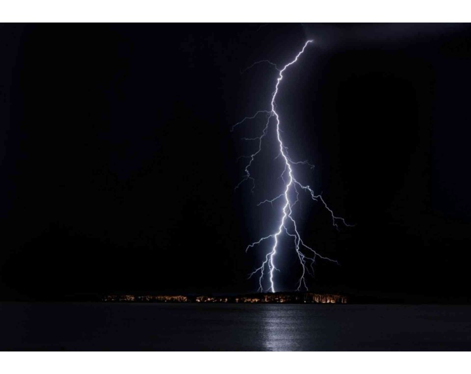 ΠΙΝΑΚΑΣ ΣΕ ΚΑΜΒΑ Καταιγίδα με Κεραυνούς